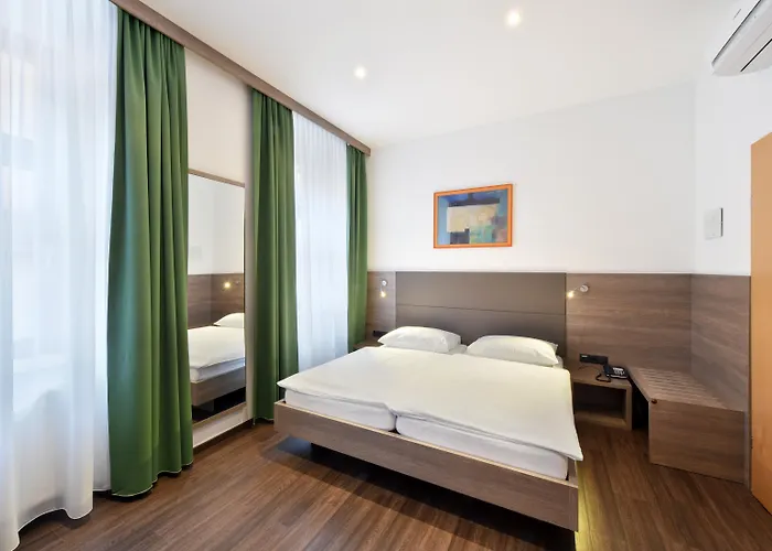 Lucia Hotel