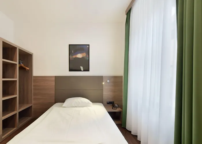 Lucia Hotel 3*