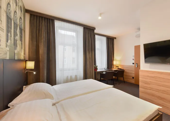 Lucia Hotel