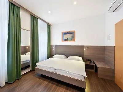 Lucia Hotel